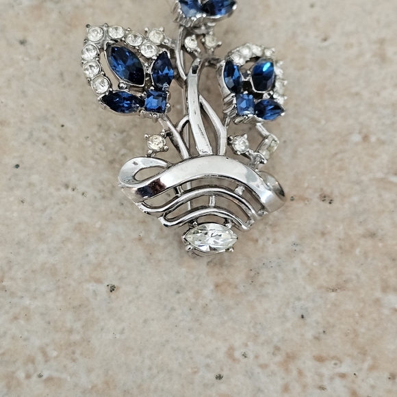 Vintage Crown Trifari Blue and Clear Rhinestone Basket Brooch - Picture 8 of 11